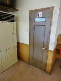 一般用トイレです。
手動開き戸です。
