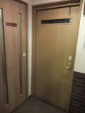 女性トイレ入口（左）
