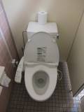 一般洋式トイレ個室内。
