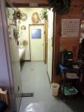 トイレ全体開口幅は73cmです。車いすで入れますが個室に入るのは厳しいです。