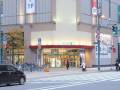 入口。
入口には段差はありません。写真向かって右側に押しボタン式自動ドアがあります。