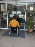 店舗入口。
1m以上あります。
ドア種類はセンサー式自動ドアです。