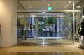 入口。
お店から外を見た写真です。手前側が手動開き戸です。少し扉が重いので、開けれない場合は近くのテナントのスタッフに言えば開けてくれます。
