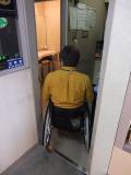 多目的トイレ入口。
車いすのまま入れるのですが、全体入口から個室まで通路がギリギリなので、注意してください。