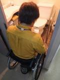 多目的トイレ入口。
入口開口幅は83cmです。