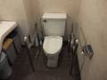 多目的トイレ。
車いすで入れますが、トイレの中でUターン出来ません。手すり便器の両側に有。