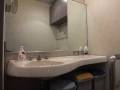多目的トイレ洗面台。
鏡が斜めになっているので、車いすでも使いやすいです。