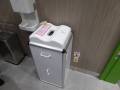 オムツを捨てる機械です。
オムツを置いてボタンを押すと自動で入っていきます。