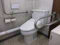 多目的トイレ。
便器には手すりが両方にあります。