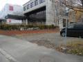 写真右手側に15台分の駐車スペースがあります。砂利道です。