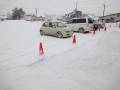 冬の写真ですが、夏場の駐車場は平面です。