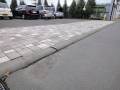 歩道のところに段差があります。注意してください。