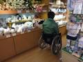 店内通路幅。ショップ内最小幅は1mです。手すりはありません。