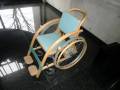 木で作られた車いすが入口に1台無料で貸出あります。