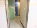 5階一般用トイレ入口。
全体入口はクランク型になっています。通路幅は76cmです。クランクになっている所の幅は82cmです。
