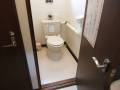 建物トイレは1ヵ所です。
個室入口開口幅は55cmです。車いすのまま入るのは厳しいです。
