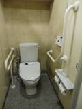 便器両側に手すりが付いています。トイレットペーパーは便器座って左側にあります。