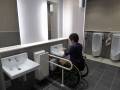 2階男性用トイレです。
車いすのまま洗面台を使うことが出来ます。