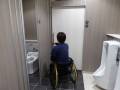 2階男性用トイレには車いすのまま入る事が出来る個室があります。