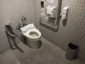 車いす専用トイレ。
便器両側に手すりがあります。
※5階多目的トイレにはオストメイトはありません。