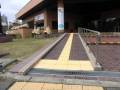 駐車場から建物入口までスロープに点字ブロックがあります。