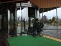 開口幅は1m18cmです。車いすでも十分入れます。