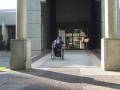 入口。
入口にも段差はなくスロープになっています。力のある方は1人でも問題ありませんが、後ろからサポートしてくれれば大丈夫です。