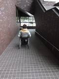 横幅がとても広いので、安心して通れます。