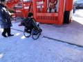 車いすの方は写真のように通ってください。