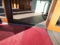 建物入口ドア種類は手動開き戸です。敷居のところに4cmの段差があります。