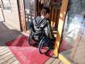 入口開口幅は81cmです。写真のタイプの車いすだと十分入れます。