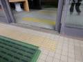 入口には点字ブロックがあります。