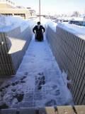 車いすの方にはスロープもあります。冬は雪が有り漕ぎにくいですが、通る事は可能です。