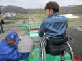 安全の為、車いすを固定します