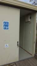 多目的トイレです。入口開口幅は90cmです。ドア種類は手動開き戸です。
