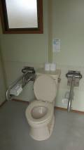 便器両側に手すり･トイレットペーパーが付いています。