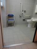 トイレ内にパイプ椅子が置いてあります。