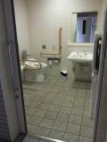 多目的トイレ入口です。開口幅は90cmです。ドア種類は手動スライドドアです。