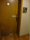 多目的トイレです。
ドア種類は手動スライドドアです。