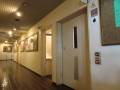 多目的トイレ入口ドア種類は押しボタン式自動ドアです。
