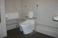 多目的トイレドア種類は手動スライドドアです。