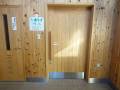 多目的トイレ入口ドア種類は手動スライドドアです。入口開口幅は87．5cmです。
