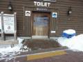 トイレは外にあります。
全体入口開口幅は90cmです。中は、男子･女子･多目的トイレに分かれています。