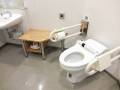 多目的トイレ便器両側に手すりが付いています。荷物を置く台もあります。