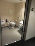 多目的トイレ。
入口は十分な広さです。
※このトイレにはオストメイトはありません。
