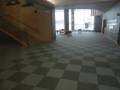 建物奥に階段･エレベーターがあります。床はじゅうたん素材です。