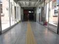 事務所までの通路です。点字ブロッグがあります。