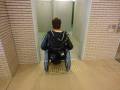 トイレ入口です。1mあるので、車いすでも十分入れます。入口入って右側に多目的トイレがあります。