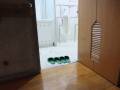 トイレ入口。
車いすでは入るの厳しいです。ドア種類は開き戸です。