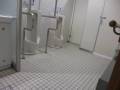 男性トイレ（手すり有）
男性用小便器のところに両側手すりがあります。